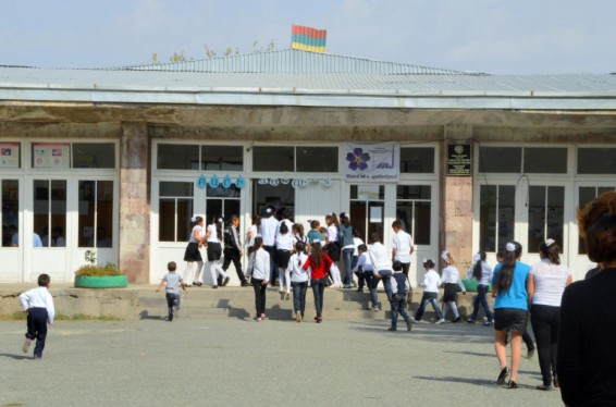 Արմավիրի Բերքաշատ գյուղի դպրոցի տնօրենը 1000 ԱՄՆ դոլար է պահանջել 47-ամյա քաղաքացու դստերը դպրոցում աշխատանքի ընդունելու համար, վերջինի ամուսինը տվել է գումարի մի մասը. մեղադրանք  է առաջադրվել 3 անձի