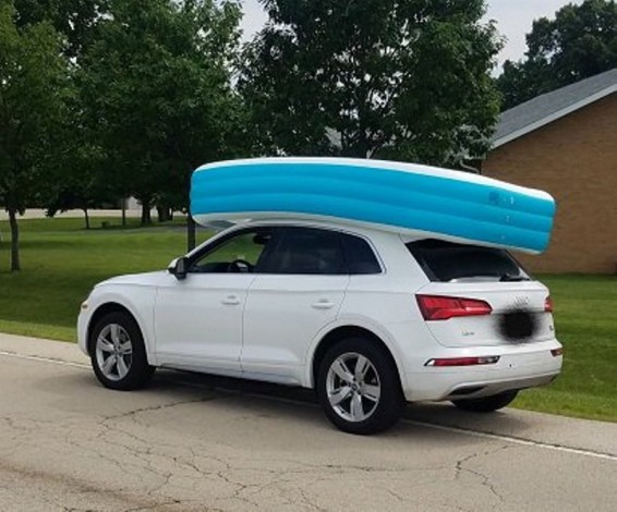 ԱՄՆ-ում մայրը ձերբակալվել է երեխաներին մեքենայի վրա ամրացված փչովի լողավազանում տեղափոխելու համար