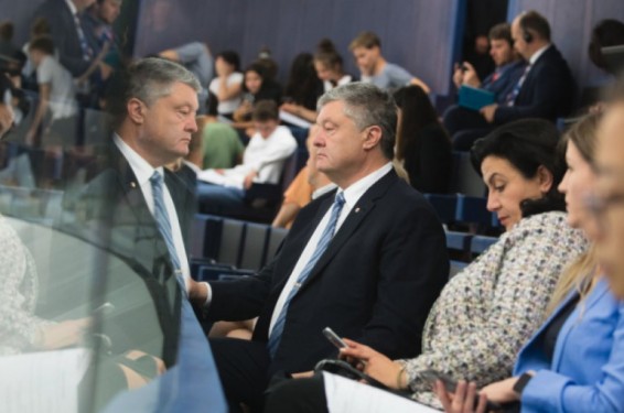 Պորոշենկոյին Եվրախորհրդարանի նիստերի դահլիճ չեն թողել, նա ստիպված է եղել նստել օթյակում. strana.ua