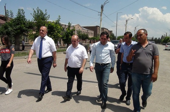 Սուրեն Պապիկյանը ծանոթացել է Գյումրիում իրականացվող փողոցաշինական աշխատանքների ընթացքին