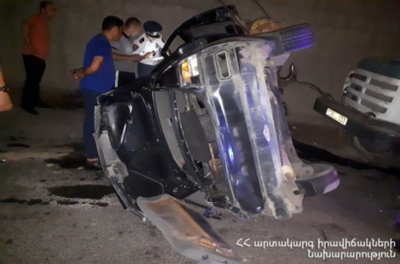 Երևանի Գ. Չաուշի փողոցում մեքենան բախվել է արգելապատնեշին, քարե պարսպին և մոտակայքում կայանած վերամբարձ կռունկին. վարորդի վիճակը ծանր է