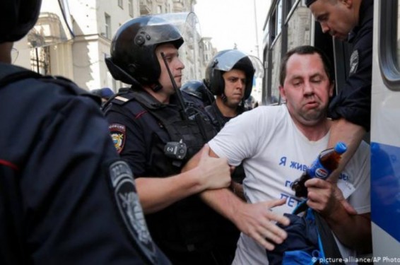 Մոսկվայի քաղաքապետարանի մոտ բողոքի ցույցին ընդառաջ արդեն 211 մարդ է բերման ենթարկվել, ոստիկանությունը մահակներ է կիրառել