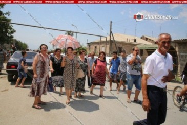 Քաղցրաշենցիները փակել են գյուղ տանող ճանապարհը. պահանջում են բացել գյուղի մանկապարտեզը