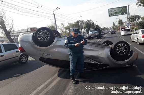 Հասրաթյան փողոցում բախվել են «Kia Rio» և «ՎԱԶ-2121» մակնիշների ավտոմեքենաները. «Kia Rio»-ն շրջվել է