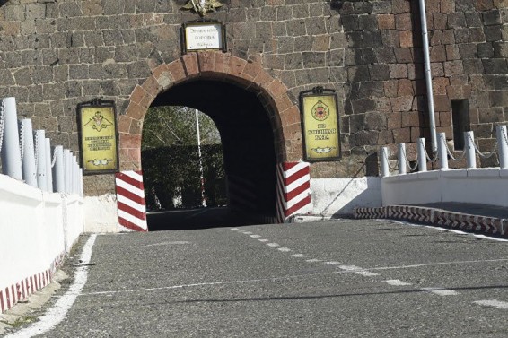 Ա․ Ռազգիլդեևի ձերբակալման վայրը ՀՀ ք․ Գյումրին է նշված, բայց վարույթն իրականացնող մարմինը նրան ՀՀ քրեակատարողական հիմնարկ չի տեղափոխում