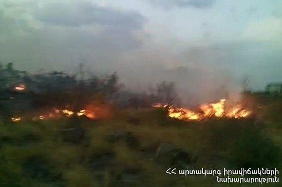 Пожар вспыхнул в районе ереванской телебашни (ВИДЕО)