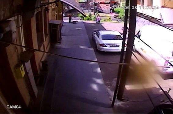 Երևանում քաղաքացին գողություն է կատարել ավտոմեքենայի սրահից. ՔԿ-ն միջոցներ է ձեռնարկում՝ պարզելու տեսանյութում պատկերված անձի ինքնությունը