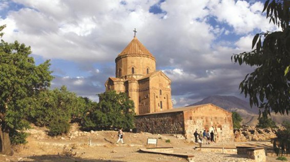 Վանում նախապատրաստվում են Աղթամարի Սուրբ Խաչ եկեղեցու պատարագին