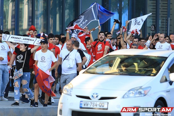 LIVE: Հայ երկրպագուների երթը «Արարատ-Արմենիա» - «Դյուդելանժ» խաղից առաջ