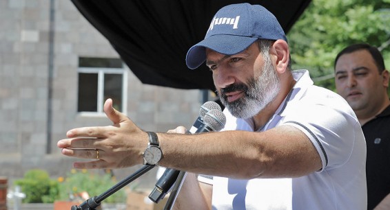 Փաշինյանին «Ռեալ Մադրիդ» ֆուտբոլային ակումբի շապիկ են նվիրել․ «Բարսելոնայի» երկրպագուները շփոթված են