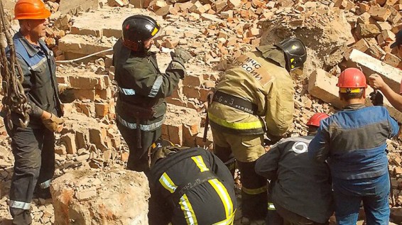 В результате обрушения стены строящегося здания в Новосибирске погибли два человека