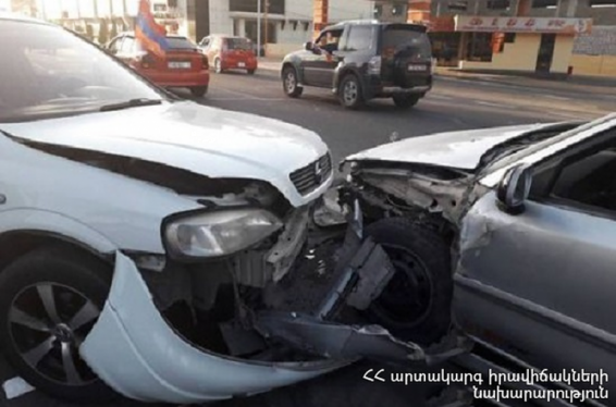 Երևանում բախվել են BMW-ն և Opel-ը. վերջինը բախվել է ճանապարհի բետոնե բաժանարարին