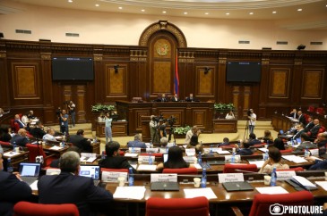 ԱԺ-ն առաջին ընթերցմամբ ընդունեց ԱԺ աշխատակազմի պետծառայողների արձակուրդն ավելացնելու նախագիծը