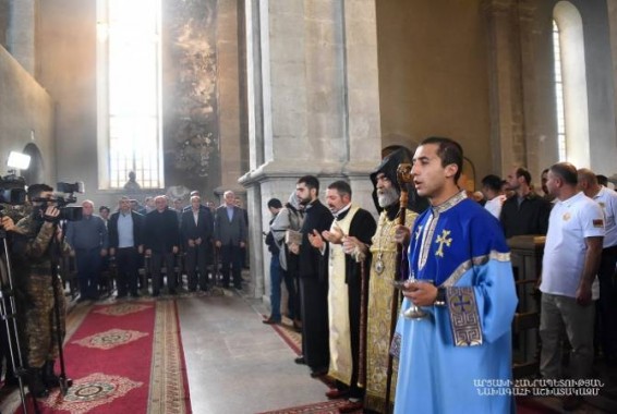 Бако Саакян присутствовал на церемонии крещения родственников героев, павших  в  Апрельской войне