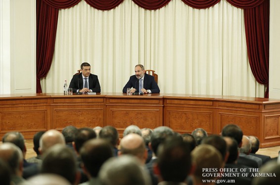 Մեր հիմնական խնդիրը պետք է լինի պրոֆեսիոնալ մակարդակի շարունակական բարձրացումը. Փաշինյանը՝ ԱԱԾ նոր պաշտոնակատարին ներկայացնելիս