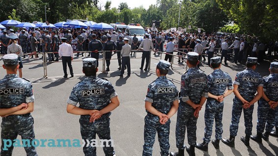 «Նախագահ Քոչարյանն այսօր պետք է հայտնվի ազատության մեջ». Աջակիցները դատարանի դիմաց են