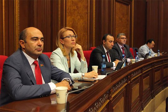 «Լուսավոր Հայաստան»-ը կողմ է քվեարկելու Հրայր Թովմասյանի լիազորությունների դադարեցման հարցով ՍԴ դիմելու որոշմանը