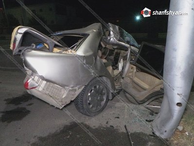 Կասկադյորական վթար Երեւանում․ Mercedes-ը բախվել է պատին ու մխրճվել սյան մեջ․ վիրավորներից մեկի վիճակը ծանր է