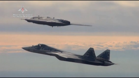 VIDEO: Истребитель Су-57 впервые поднялся в небо вместе с ударным беспилотником «Охотник»