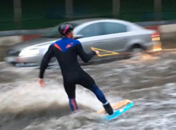 Водные виды спорта на улицах Москвы - как развлекаются россияне в непогоду