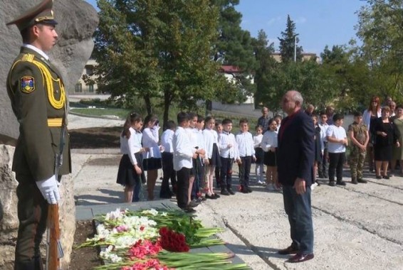 Бако Саакян возложил цветы к памятнику Бекору