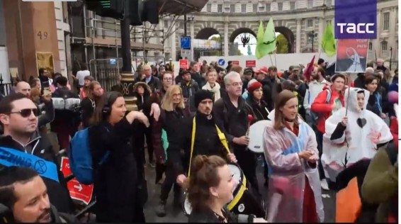 LIVE: В Лондоне экоактивисты проводят акцию протеста.