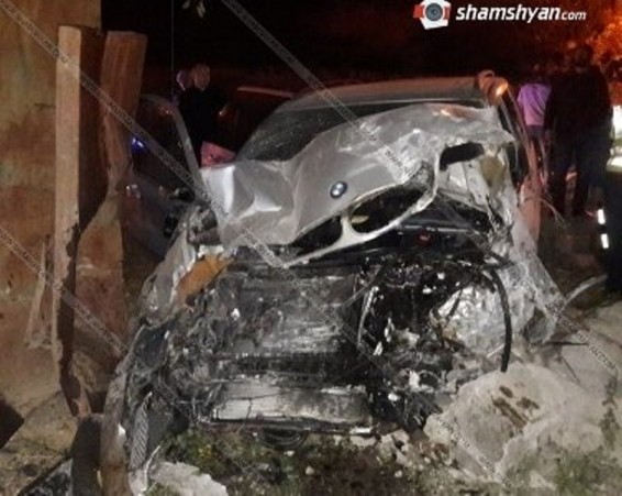 Խոշոր վթար Կոտայքում. BMW X5-ը բախվել է Nissan-ին, իսկ հետո՝ շինության պատին. կա վիրավոր