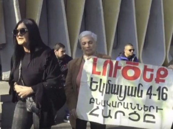 Եկմալյանի քանդված տների նախկին բնակիչներին ոստիկանները թույլ չտվեցին վրան տեղադրել կառավարական առանձնատների մոտ