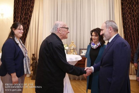 Премьер-министр присутствовал на юбилейном вечере, посвященном 90-летию Юрия Давтяна