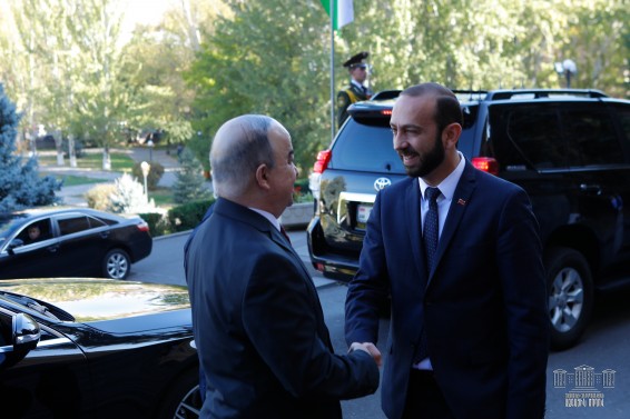 Արարատ Միրզոյանը հանդիպել է Տաջիկստանի խորհրդարանի նախագահ Շուկուրջոն Զուխուրովի հետ