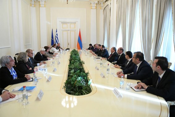 Հայ և հույն սփյուռքները պետք է ավելի խորը համագործակցեն. Արմեն Սարգսյանը՝ Հունաստանի նախագահին