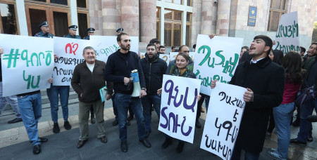 ԿԳՄՍ նախարարության դիմաց Արայիկ Հարությունյանի հրաժարականը պահանջող ԵՊՀ ուսանողներին և ՀՅԴ երիտասարդներին միացել են տարբեր քաղաքական ուժերի ներկայացուցիչներ. ուղիղ