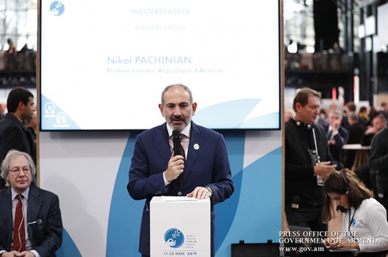 Пашинян разъяснил азербайджанскому блогеру значение своей фразы «Арцах - это Армения и точка»