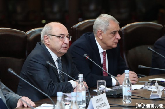 Այնպիսի տպավորություն է, որ իշխանությունները մտածում են՝ «Արցախի հարցը թող մի կերպ լուծվի, մեզ համար ազատ ապրենք». Վազգեն Մանուկյան