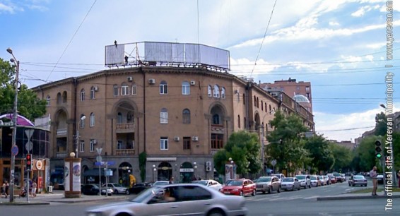 Мэрия демонтирует рекламные щиты в центре Еревана
