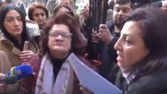 VIDEO: Жители ереванского квартала Конд, улиц Фирдоуси и Екмаляна проводят акцию протеста у здания Правительства