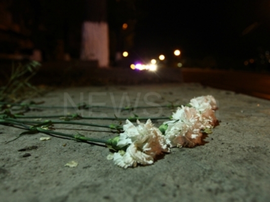 Photo. Քաղաքացիները ծաղիկներ են բերում Հալաբյան փողոց, որտեղ պայթել է ավտոբուսը