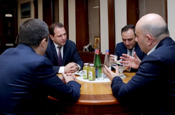Դավիթ Տոնոյանը Հայ վիրավոր հերոսների հիմնադրամի տնօրենի հետ քննարկել է ՀՀ զինված ուժերում իրականացվող բարեգործական ծրագրերի ընթացքը