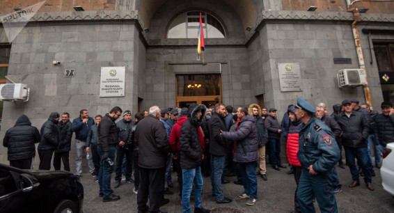 Ни к чему не пришли: армянские автодилеры обрушили свой гнев на зампредседателя КГД