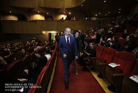 Премьер-министр вместе с супругой присутствовал на спектакле “Пролетая над гнездом кукушки”