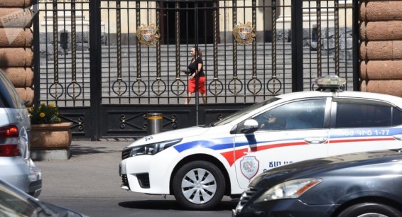 Полиция Армении установила личность злоумышленника, обчистившего машину посла Грузии