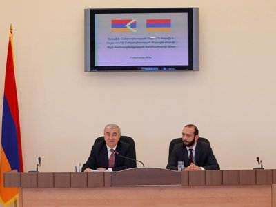 Հայաստանի եւ Արցախի միջեւ համագործակցության միջխորհրդարանական հանձնաժողովի նիստ՝ Ստեփանակերտում