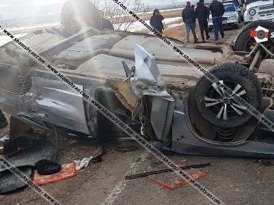 «ՎԱԶ 2107»-ը վթարային իրավիճակ է ստեղծել Mercedes-ի համար, վերջինս բախվել է «ՎԱԶ 21099»-ին, որն էլ շրջվել է