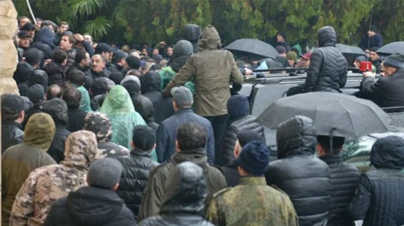 Протестующие выломали дверь администрации президента Абхазии