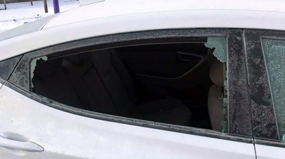 Неизвестные разбили стекло автомобиля депутата НС Армении и украли сумку с личными документами