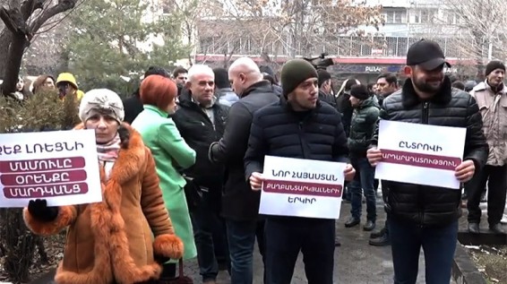 У здания суда в Ереване проходит акция с требованием освободить владельца «Пятого канала» Армена Тавадяна
