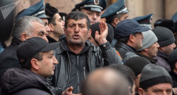 Фермеры вышли на акцию протеста: губернатор Арарата убедил их сесть за стол переговоров