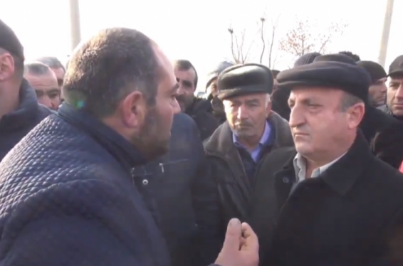Անասնապահները բացեցին Երևան-Արարատ ճանապարհը և պայմանավորվեցին հարցը քննարկել մարզպետի հետ. հարցի չլուծվելու դեպքում խոստանում են օդանավակայանն էլ փակել