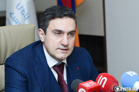 «Հեղափոխությամբ ծնվածներին հանգիստ չի տալիս «գավրոշից ավելի գավրոշ» լինելու ձգտումը, իսկ կարճամտության և սակավամտության մրցույթում գլխավոր մրցանակի հավակնորդների թիվն օրեցօր աճում է». Ա. Ղազինյան
