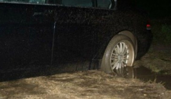 Ավտոմեքենան արգելափակվել է ցեխակույտում